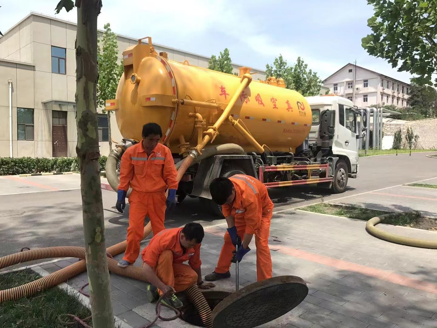 香洲管道疏通车停在窨井附近