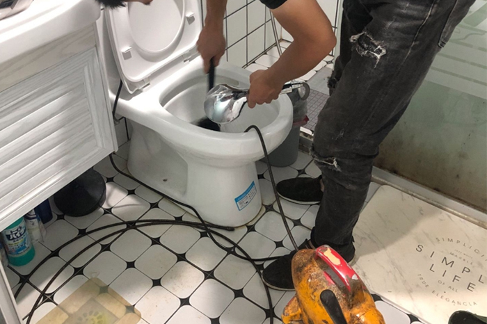 香洲马桶堵塞自己疏通还是找师傅?专业上门服务让你省时更省心